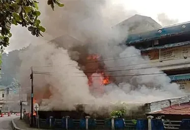 Wilayah Fakfak Memanas Massa Bakar Sejumlah Kios di Pasar