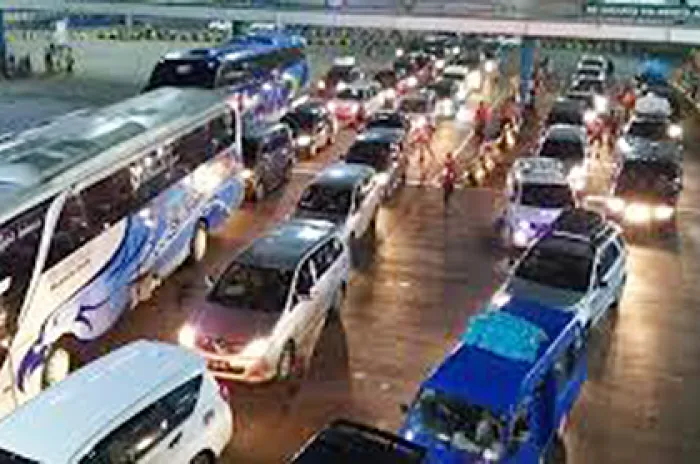 Ratusan Kendaraan Menuju Pelabuhan Merak Dihadang Polisi