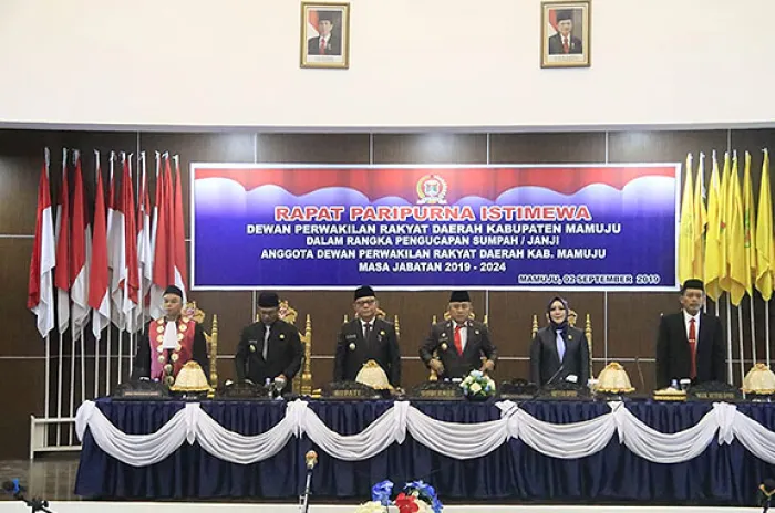 Gubernur Sulbar Hadiri Pelantikan Anggota DPRD Kabupaten Mamuju