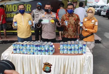 Dua Penipu Sales Susu Pakai Cek Palsu Ditangkap Penyidik Polres Depok