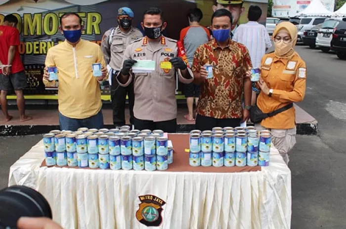 Dua Penipu Sales Susu Pakai Cek Palsu Ditangkap Penyidik Polres Depok