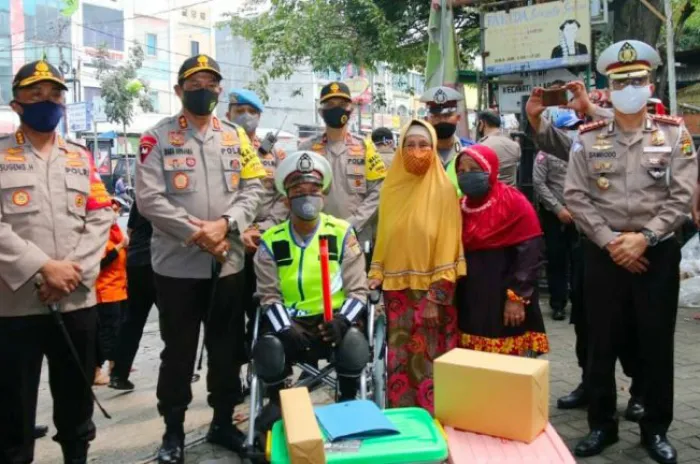 Penyandang Disabilitas Relawan Pengatur Lalu Lintas Dapat Penghargaan dan Bantuan dari Kapolda Metro