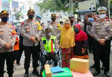 Penyandang Disabilitas Relawan Pengatur Lalu Lintas Dapat Penghargaan dan Bantuan dari Kapolda Metro