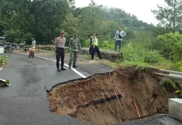 Pergerakan Tanah Akibatkan Jalan Nasional PonorogoPacitan Amblas Lagi