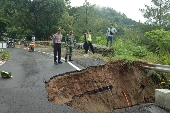 Pergerakan Tanah Akibatkan Jalan Nasional Ponorogo-Pacitan Amblas Lagi