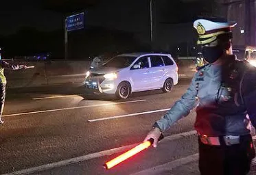 Polisi Pergoki 2 Mobil Rental Angkut 20 Pemudik