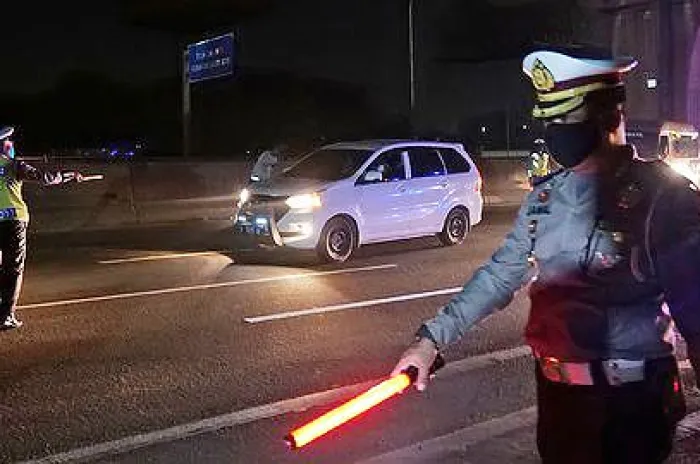 Polisi Pergoki 2 Mobil Rental Angkut 20 Pemudik