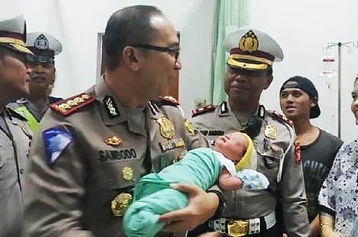 Bayi Muhammad Perwira Sambodo Jadi  Anak Asuh Dirlantas Kombes Sambodo