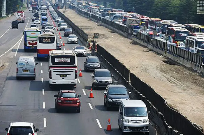 Polisi Berlakukan Sistem One Way di Ruas Tol Cikamlek