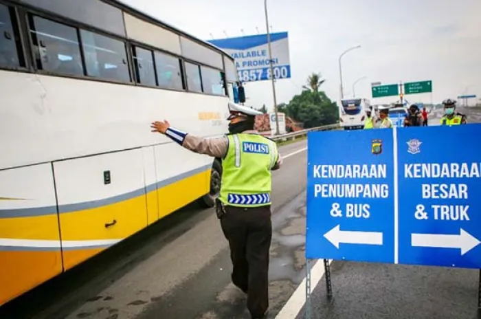 Polisi Putarbalikan 1.689 Kendaraan Hendak Mudik di Tol Bitung 