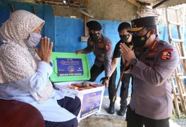 Selama PPKM Darurat Polri Telah Bantu Salurkan 475420 Paket Bansos ke Warga 