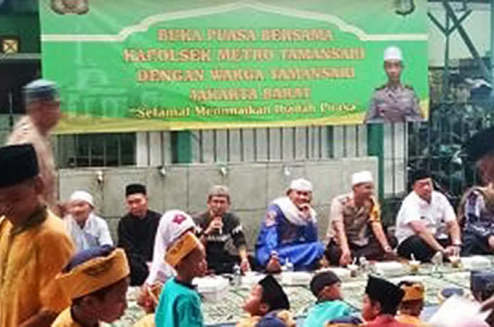 Kapolsek Metro Tamansari Bukber di Kolong Jembatan Rel Kereta Api