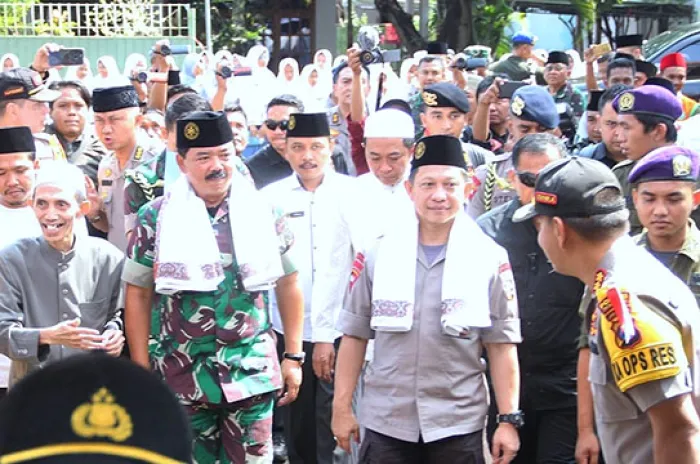 Kapolri Bersama Panglima TNI Silaturahmi Ke Ponpes Nurul Jadid Probolinggo