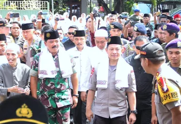 Kapolri Bersama Panglima TNI Silaturahmi Ke Ponpes Nurul Jadid Probolinggo