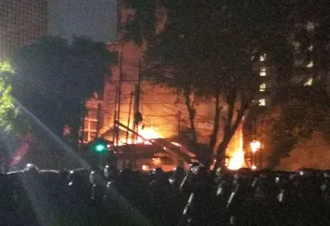 Pos Polisi Jalan Sabang dan Motor Wartawan dibakar