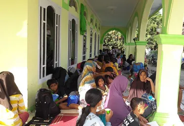 Warga 7 Kecamatan di Banten Mengungsi Takut Tsunami 