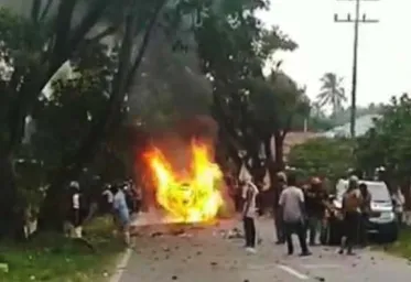 Massa Bakar Mobil Wakapolres dan Mobil Dinas Koramil