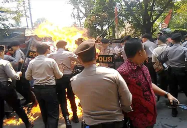 Kompolnas Minta Polri Usut Tuntas Insiden Terbakarnya 4 Polisi Saat Amankan Aksi Demo di Cianjur