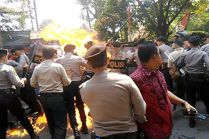 Kompolnas Minta Polri Usut Tuntas Insiden Terbakarnya 4 Polisi Saat Amankan Aksi Demo di Cianjur