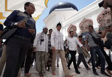 CapresCawapres PrabowoSandiaga Uno Salat Jumat di Masjid Raya Aceh