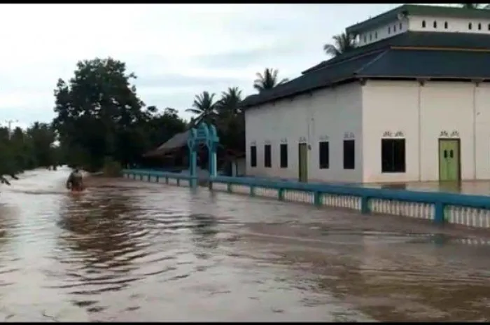 Akibat Banjir Sejumlah Pemukiman Di Mamuju Terendam