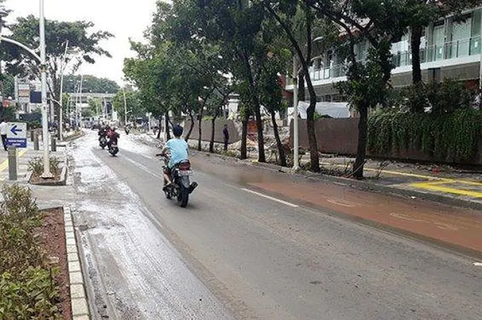 Banjir Surut Sejumlah Ruas Jalan di Jaksel Sudah Bisa Dilalui Kendaraan Kembali