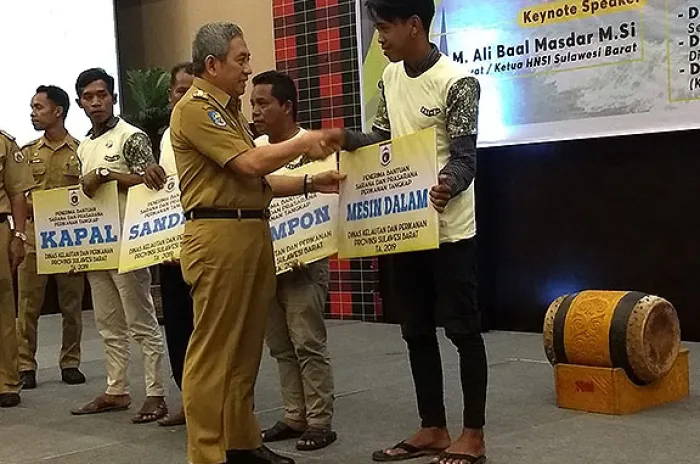 Gubernur Sulbar Berikan Bantuan  Para Nelayan