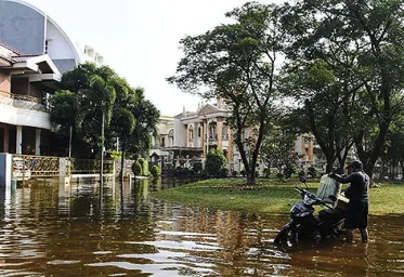 Anggota TNIPolri Dikerahkan Perbaiki Tanggul Jebol di Pantai Mutiara