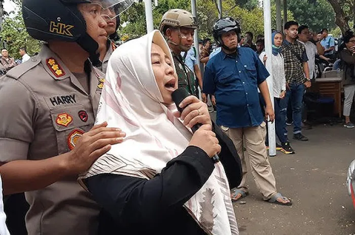 Tangisan Sang Ibu Memanggil Putranya Saat Aksi Rusuh Massa Pelajar di DPR