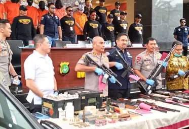 Sindikat Perdagangan Senjata ApiDiungkap Polda Metro dan Polres Jakarta BaratUngkap 