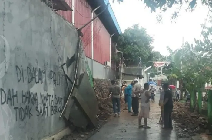 Tembok Gudang di Depok Roboh Menimpa Dua Warga