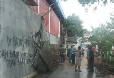 Tembok Gudang di Depok Roboh Menimpa Dua Warga