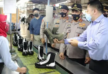 Kabaharkam Komjen Agus Tinjau Pabrik Produksi Perlengkapan dan Peralatan Polri
