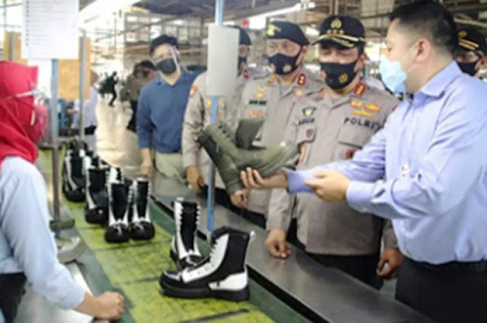 Kabaharkam Komjen Agus Tinjau Pabrik Produksi Perlengkapan dan Peralatan Polri