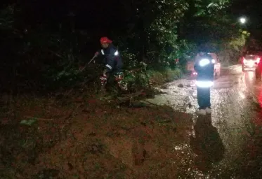 Bahu Jalan Puncak Kawasan Gunung Mas Bogor Tertutup Karena Longsor 