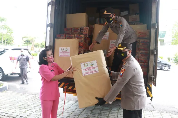 Wakapolda Jatim dan Bhayangkari Berangkatkan Bantuan Sosial