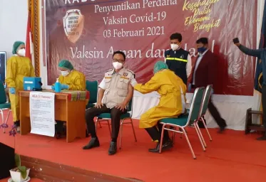 Wabup Mamasa Marthinus Tiranda orang pertama disuntik Vaksin Covid 19