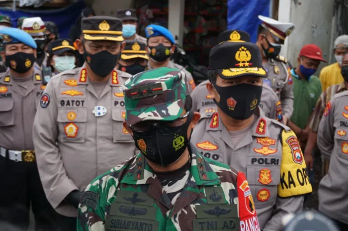 Polda Jatim Telah Membagi Ribuan Masker Kepada Masyarakat