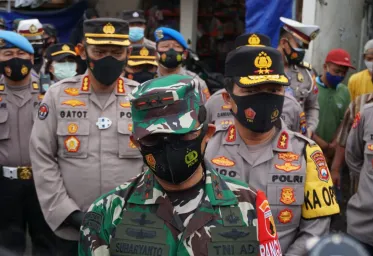 Polda Jatim Telah Membagi Ribuan Masker Kepada Masyarakat