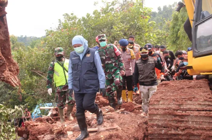 Tangani Bencana di Kabupaten Nganjuk Brimob Polda Jatim Bergerak Cepat