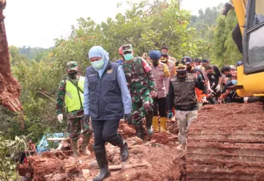 Tangani Bencana di Kabupaten Nganjuk Brimob Polda Jatim Bergerak Cepat