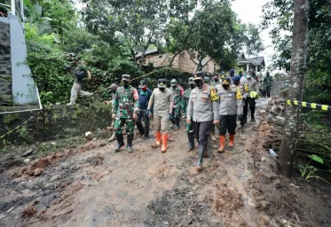 Kapolda Jatim Bersama Pangdam V Brawijaya Cek Bencana di Ngetos Nganjuk