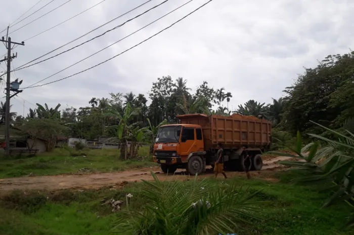 Mobilisasi Dumptruck Pengangkut Tanah Galian di Perbukitan Gebang Resahkan Warga