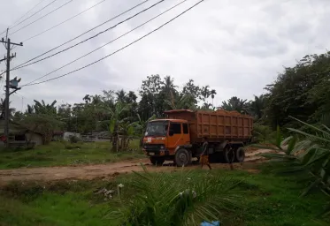 Mobilisasi Dumptruck Pengangkut Tanah Galian di Perbukitan Gebang Resahkan Warga