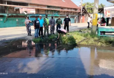 Camat Pangkalan Susu GotongRoyong Bersama Warga