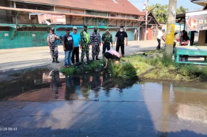 Camat Pangkalan Susu Gotong-Royong Bersama Warga