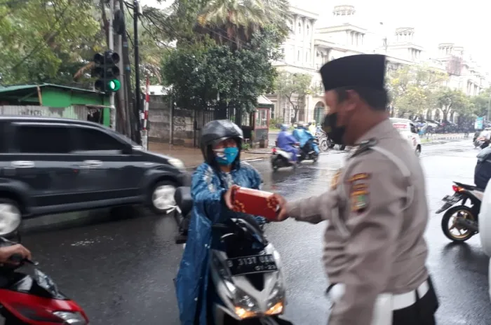 Satpas SIM Daan Mogot Gelar Bhakti Sosial Dan Pemberian Takjil