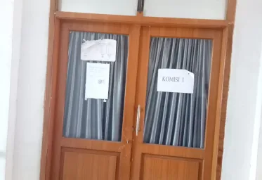 DPRD Mamasa Tutup Pintu Buat Wartawan Saat Sidang