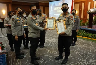 Humas Polda Jatim Raih 2 Kategori Penghargaan Dari Div Humas Polri