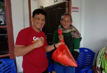 Lansia Desa Bambang Mamasa Dapat Bantuan Sembako Dari Taekwondo